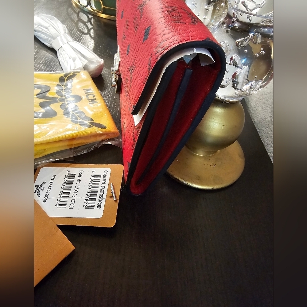 MCM Tracy Visetos Wallet On A Chain. - Picture 12 of 14